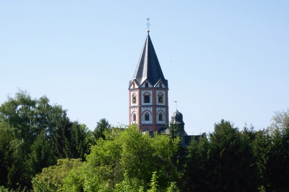 Blick über Gerresheim auf die Basilika St. Margareta und den Quadenhof.